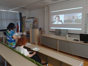 An Galičič za govornico ob nastopnem predavanju in člani komisije