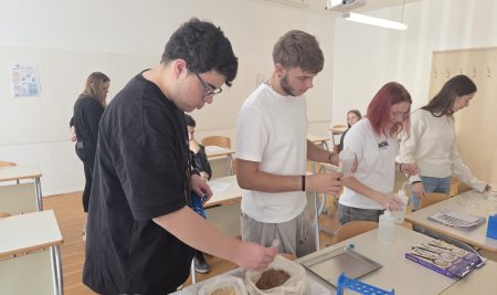 Od tal do mikroplastike: naravoslovni dan dijakov na FVO